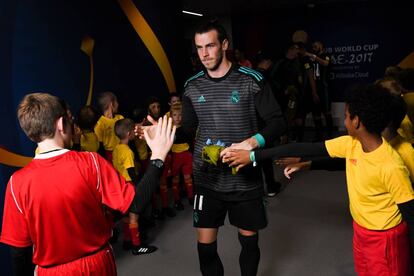 Gareth Bale con varios niños en Abu Dhabi. 