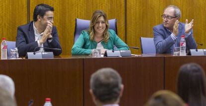 Susana D&iacute;az, aplaudida por el secretario de Organizaci&oacute;n, Juan Cornejo, y el portavoz, Mario Jim&eacute;nez, este mi&eacute;rcoles en la C&aacute;mara andaluza.