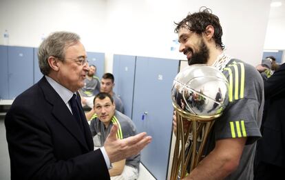 Sergio Llull junto al presidente del club, Florentino Pérez en los vestuarios tras vencer al Herbalife Gran Canaria.