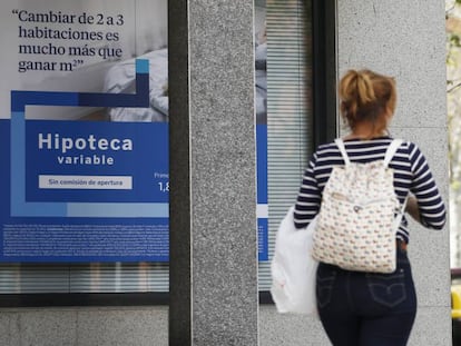 Una mujer pasa por delante de un anuncio de hipotecas en Madrid, en una imagen de archivo.