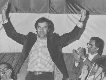 Felipe González levanta los brazos mientras Alfonso Guerra le aplaude en un mitin en Sevilla, en la campaña de las elecciones generales de 1977.