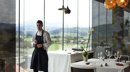 Eneko Atxa en un salón del restaurante.