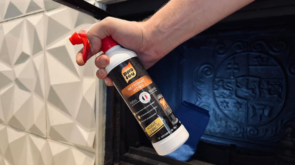 Limpiacristales que elimina el hollín con una sola pulverización.