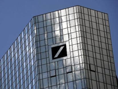 Vista del logotipo de Deutsche Bank en su sede de Fr&aacute;ncfort, Alemania.