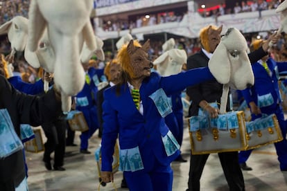 Lobo em pele de cordeiro e suas mala de dinheiro.