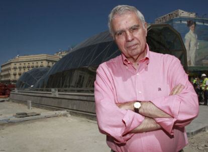 El arquitecto salmantino Antonio Fernández Alba, delante de la entrada de la nueva estación de Cercanías de Sol.