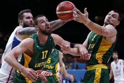 Maciulis, Valanciunas y Raduljica pugnan por un bal&oacute;n.