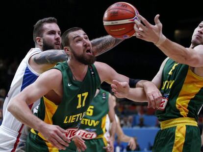 Maciulis, Valanciunas y Raduljica pugnan por un bal&oacute;n.