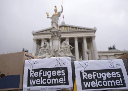 Protesta convocada para pedir una mejor ley de asilo para los refugiados, en el Parlamento de Viena, Austria.