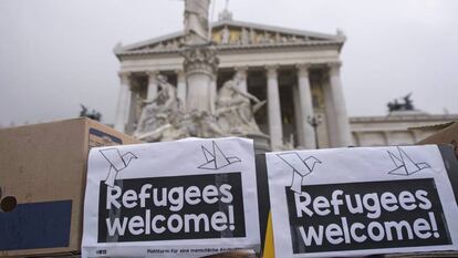 Protesta convocada para pedir una mejor ley de asilo para los refugiados, en el Parlamento de Viena, Austria.