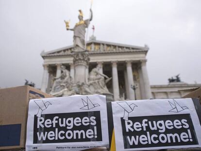 Protesta convocada para pedir una mejor ley de asilo para los refugiados, en el Parlamento de Viena, Austria.
