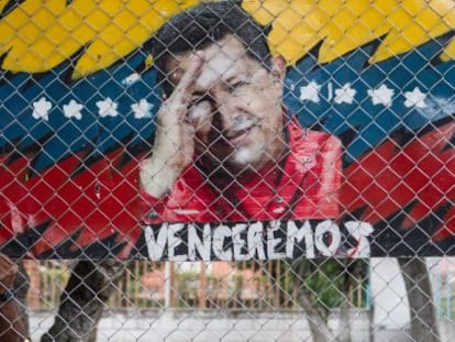 Un hombre cuelga un cartel aleg&oacute;rico al presidente de Venezuela, Hugo Ch&aacute;vez, en Caracas (Venezuela). 