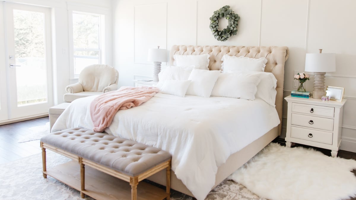 Deja tus sábanas sin arrugas directamente desde la cama con esta plancha vertical