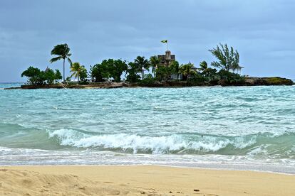 En esta isla empezó todo. Ian Fleming imaginó un agente secreto viendo el azul insultante del mar de Jamaica y creó sus aventuras. Si James Bond tiene una playa jamaicana, esa es la de Ocho Ríos, la misma en la que Ursula Andress emerge del agua con su ya mítico biquini blanco y el cuchillo a la cintura. En esta isla se puede visitar la casa en la que vivió el escritor.