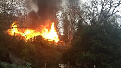 La casa de Ana y Ricardo durante el incendio, en la región del Biobío