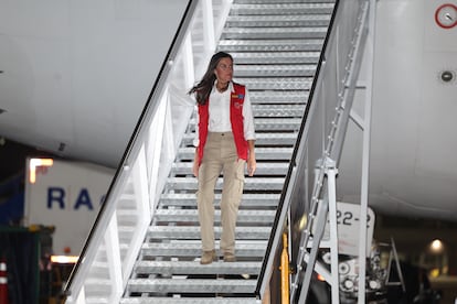 La reina Letizia comenzó esta semana su octavo viaje de cooperación tras la proclamación de Felipe VI como rey. El destino elegido fue Colombia, concretamente Cartagena de Indias, donde aterrizó el lunes, 12 de junio, a última hora de la tarde. Fue recibida por la primera dama de Colombia, Verónica Alcocer; el embajador de España, Joaquín de Arístegui; el gobernador de Bolívar, Vicente Blel; y el alcalde de Cartagena de Indias, William Dau, entre otras autoridades. En su visita de tres días —aunque solo dos de trabajo—, la reina se ha centrado en visitar los proyectos de ayuda al desarrollo en el país latinoamericano financiados por España. 