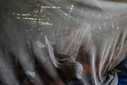 Adam, de 45 años, se recupera de las heridas que tiene en un brazo y en una pierna. La fotografía fue tomada el pasado 19 de septiembre en su tienda del campo de refugiados de Adre, en Chad, que acoge a unas 200.000 personas que han huido del conflicto en Sudán. La guerra, que comenzó a mediados de abril entre el Ejército sudanés y las paramilitares Fuerzas de Apoyo Rápido, ha dejado ya miles de muertos y ha provocado que alrededor de un millón de personas haya abandonado el país. Chad es el Estado que más exiliados sudaneses ha recibido, con unos 420.000 apróximadamente. Además, otros 3,8 millones de personas han buscado refugio en otros lugares de Sudán, según la Organización Internacional para las Migraciones (OIM). A ellos se suman más de tres millones de personas que también tuvieron que buscar otro lugar para vivir como consecuencia de las violencias previas, lo que convierte a Sudán en el país con el mayor número de desplazados internos del mundo, con más de siete millones.