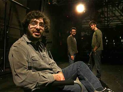 Víctor García León, en primer término; detrás, Raúl Arévalo (a la derecha) y Manuel Solo.