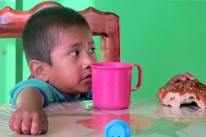 Un niño desayuna en el pueblo de Río Venado. Las comidas allí suelen ser dos al día. La comida principal por lo general se reduce a unas tortillas de maíz preparadas con el maíz que ellos cultivan, acompañadas simplemente por unos frijoles, una salsa de chile o apenas unos granos de sal.