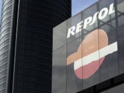 La petrolera espa&ntilde;ola Repsol reiter&oacute; hoy su disposici&oacute;n a negociar con Argentina &quot;un acuerdo justo&quot; de compensaci&oacute;n por la nacionalizaci&oacute;n de su antigua filial YPF, decretada por el Ejecutivo del pa&iacute;s latinoamericano en abril de 2012. EFE/Archivo