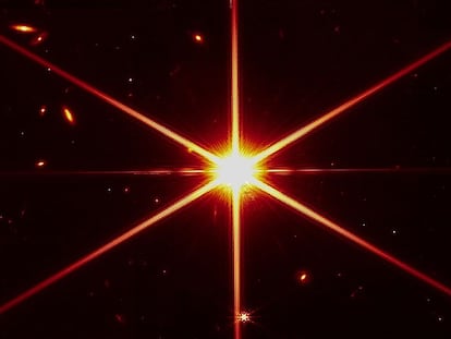 Imagen de la estrella 2MASS J17554042+6551277 tomada por el 'James Webb Space Telescope', con galaxias y estrellas alrededor.