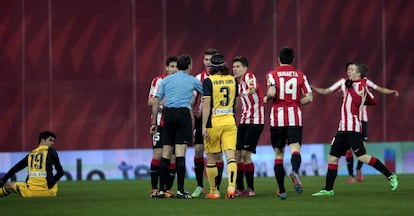 Varios jugadores del Athletic Club protestan al árbitro Mateu Lahoz