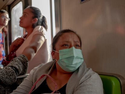 Patricia Juárez en el Metro de Ciudad de México de camino a Ecatepec.