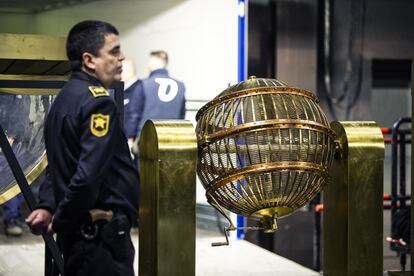 Un guardia de seguridad vigila el proceso de colocación de los bombos. El 21 de diciembre, un día antes del sorteo, se examinan las bolas de los números y de los premios. El recuento es público, por lo que cualquiera puede acudir para certificar que su bola está en el bombo.