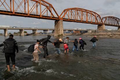 Migrants cross the Rio Grande from Piedras Negras towards Eagle Pass, on December 21.