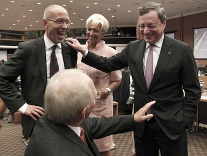 De izquierda a derecha, J&ouml;rg Asmussen, consejero del BCE; Wolfgang Schauble, ministro de Finanzas alem&aacute;n (sentado); Christine Lagarde, directora del FMI, y Mario Draghi, presidente del BCE, en la reuni&oacute;n de ayer del Eurogrupo en Nicosia (Chipre).