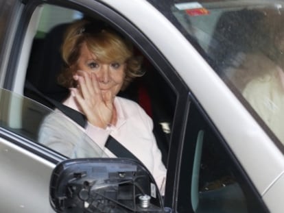 Esperanza Aguirre sale ayer de su domicilio.