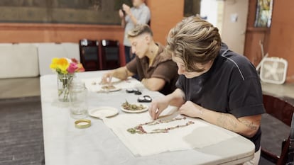 Participantes hacen mapas de sus cuerpos con plantas medicinales durante el taller impartido por el artista José Ortiz-Pagan, el 12 de octubre en Filadelfia. 