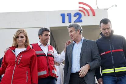 El presidente del Partido Popular, Alberto Núñez Feijóo (segundo por la derecha), junto al president de la Generalitat, Carlos Mazón (segundo pro la izquierda), la 'consellera' de Justicia e Interior, Salomé Pradas (izquierda), y el presidente de la Diputación Provincial de Valencia, Vicente José Mompó, el 31 de octubre en el Centro de Coordinación de Emergencias de la Comunitat Valenciana (Cecopi) en L'Eliana.