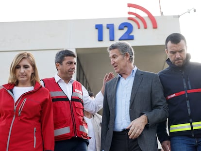 El presidente del Partido Popular, Alberto Núñez Feijóo (segundo por la derecha), junto al president de la Generalitat, Carlos Mazón (segundo pro la izquierda), la 'consellera' de Justicia e Interior, Salomé Pradas (izquierda), y el presidente de la Diputación Provincial de Valencia, Vicente José Mompó, el 31 de octubre en el Centro de Coordinación de Emergencias de la Comunitat Valenciana (Cecopi) en L'Eliana.