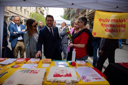 El presidente de la Generalitat Pere Aragonès (c) pasea por paradas de libros y rosas.