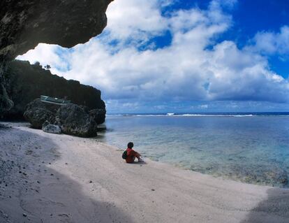 La costa abrupta y rocosa de la isla de Mangaia.