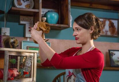 Phoebe Waller-Bridge y su cobaya en una escena de 'Fleabag'. En la serie le pasan muchas cosas mucho peores.