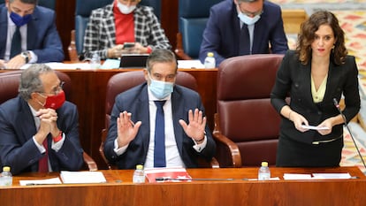 Enrique Ossorio, Enrique López e Isabel Díaz Ayuso, en un pleno de noviembre de 2021.