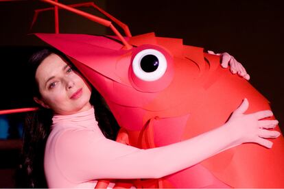 Isabella Rossellini en un episodio de la serie 'Green porno, bon appetit' de Sundance Channel dedicado a las gambas