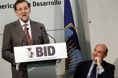 Mariano Rajoy junto al ministro de Economía, Luis de Guindos, en 2019.