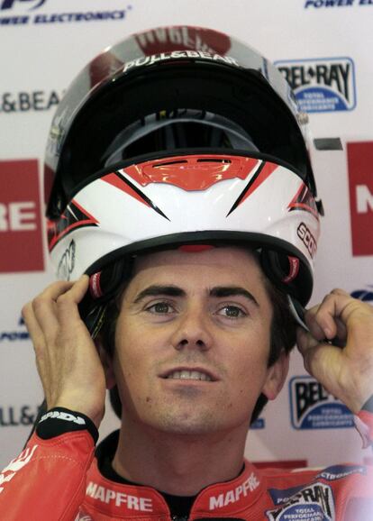 El piloto español de Moto2 Nico Terol se pone el casco antes del entrenamiento.