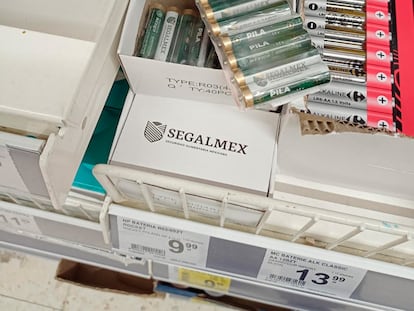 Pilas de Segalmex a la venta en un supermercado en Polonia.
