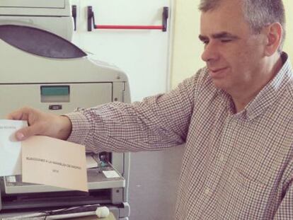 Alberto Daud&eacute;n, este domingo, antes de ejercer su derecho al voto.