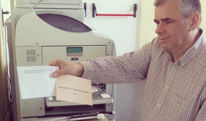 Alberto Daudén, este domingo, antes de ejercer su derecho al voto.
