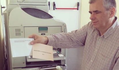 Alberto Daud&eacute;n, este domingo, antes de ejercer su derecho al voto.