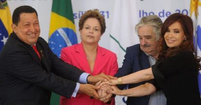 Hugo Chávez posa con los presidentes de Brasil, Uruguay y Argentina.
