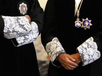 Togas y puñetas de varios magistrados en el acto de apertura del Año Judicial, celebrado en la sede del Tribunal Supremo, Madrid. 