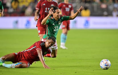 El defensor colombiano Wílmar Barrios derriba a Diego Lainez, durante el partido en Santa Clara (California).