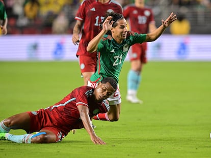 El defensor colombiano Wílmar Barrios derriba a Diego Lainez, durante el partido en Santa Clara (California).