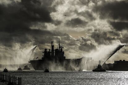 Vuelve al puerto de Portsmouth (Inglaterra) el buque 'HMS Illustrious'. El barco regresa tras un despliegue de cinco meses para el sudeste de Asia.